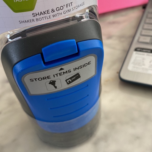 Contigo, 24 ounce shaker bottle with Jim storage, still sealed, NWT - Picture 7 of 8